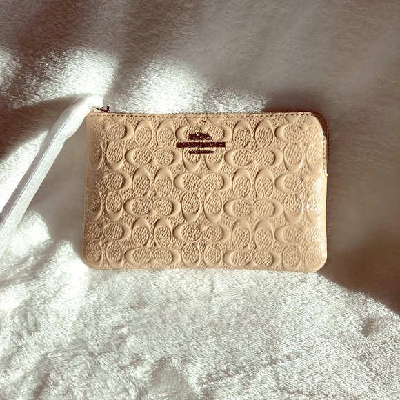 Coach Handbags - 🔥NEW🔥 Coach  corner zip wristlet